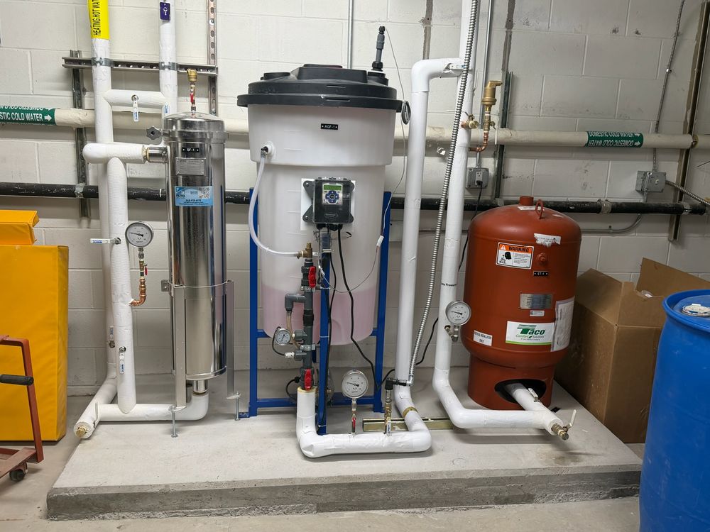 Commercial heating system with side-stream filter, glycol feeder and expansion tank